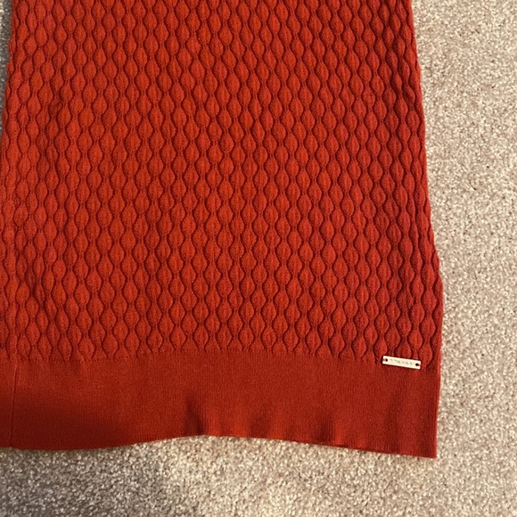 TAHARI MOCK NECK SLEEVELESS SWEATER - Picture 2 of 5